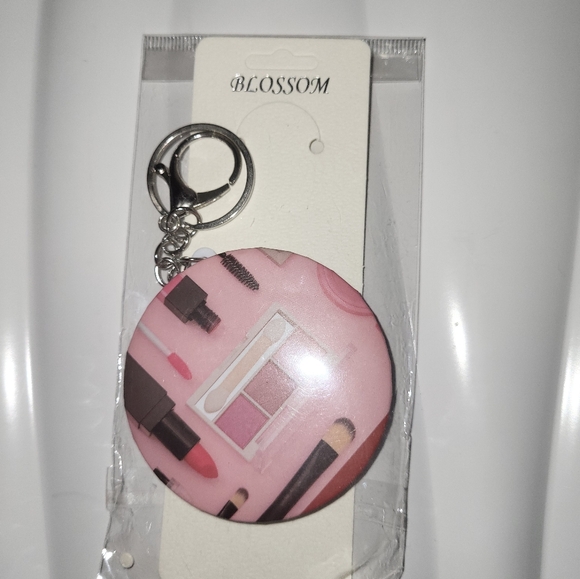 Makeup-themed Pink Round Keychain - Picture 2 of 3